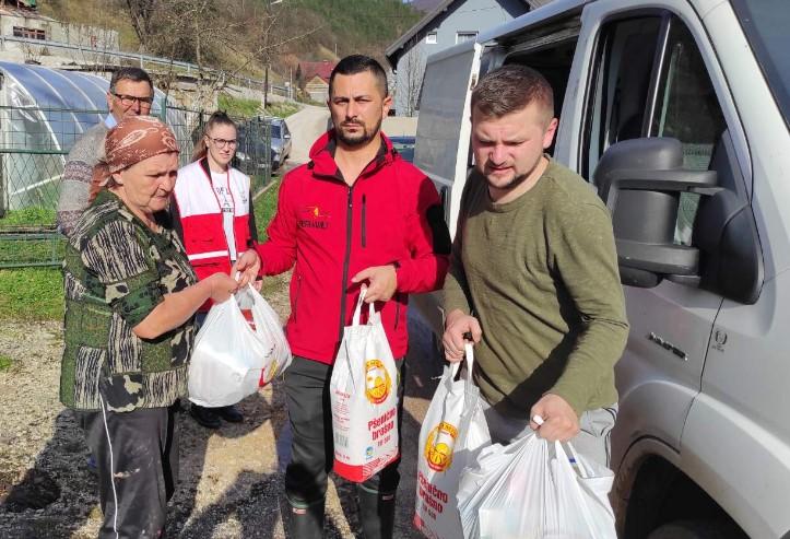 „Merhametovi“ timovi na terenu dostavljaju pomoć ugroženim od poplava