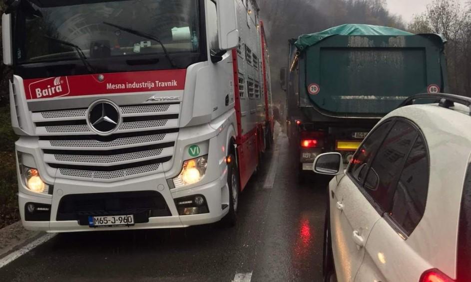 Gužva na putu Vitez - Kaonik: Iz kamiona ispale tri krave, saobraćaj usporen