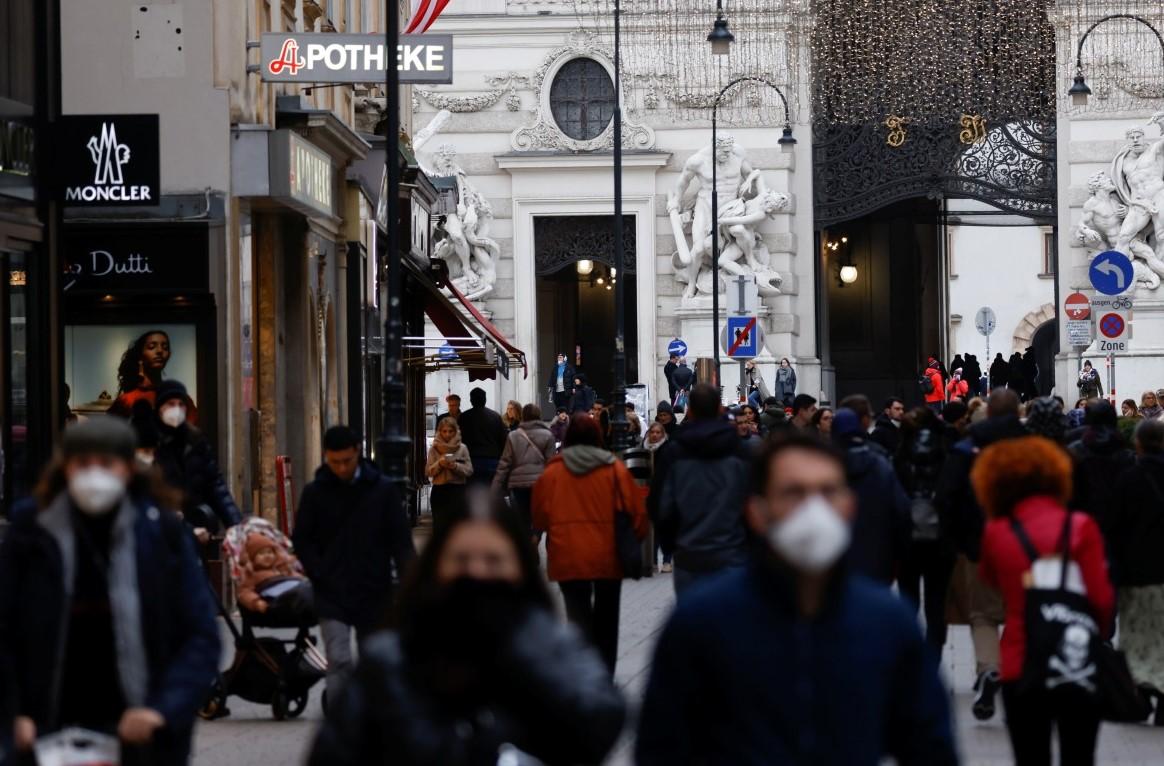 oni koji protestuju ispred austrijske ambasade u Parizu rekli su da bi takve mjere bile diskriminatorne i strahuju da bi vlada predsjednika Emanuela Makrona mogla poduzeti slične korake - Avaz