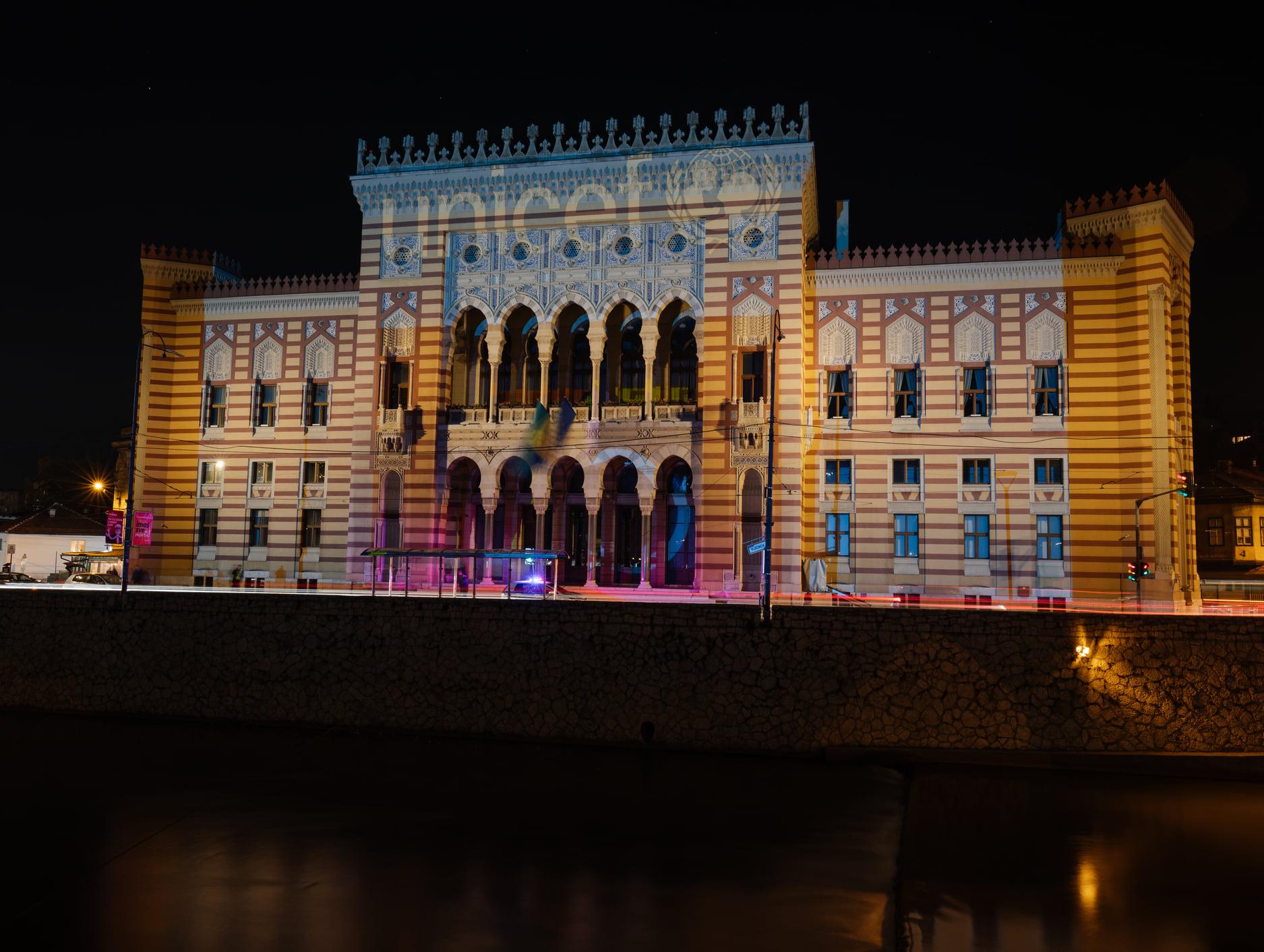 Sarajevska Vijećnica obojena u plavo