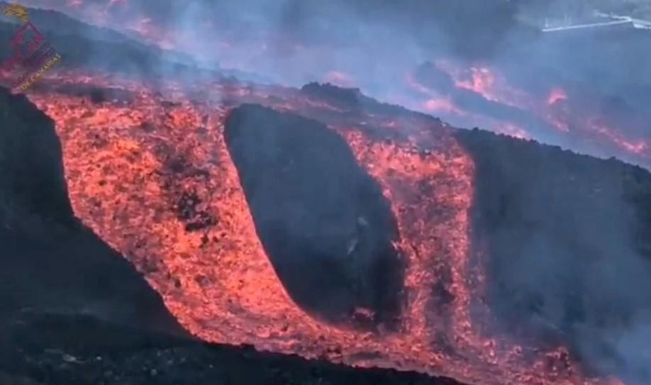 Lava teče prema okeanu - Avaz