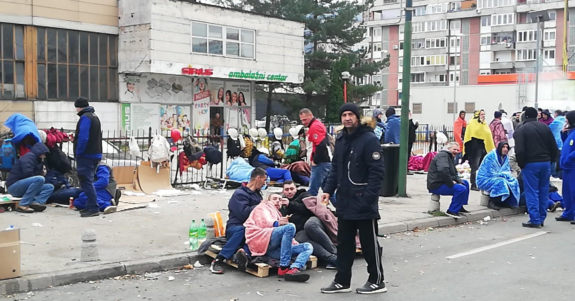 Rudari su noć proveli okupljeni u manjim grupa oko zapaljenih vatri i ogrnuti ćebadima - Avaz