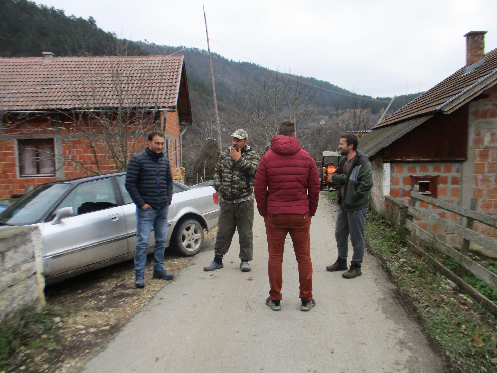 Selo Luke: Zimi kombijem siđu u Srebrenicu - Avaz