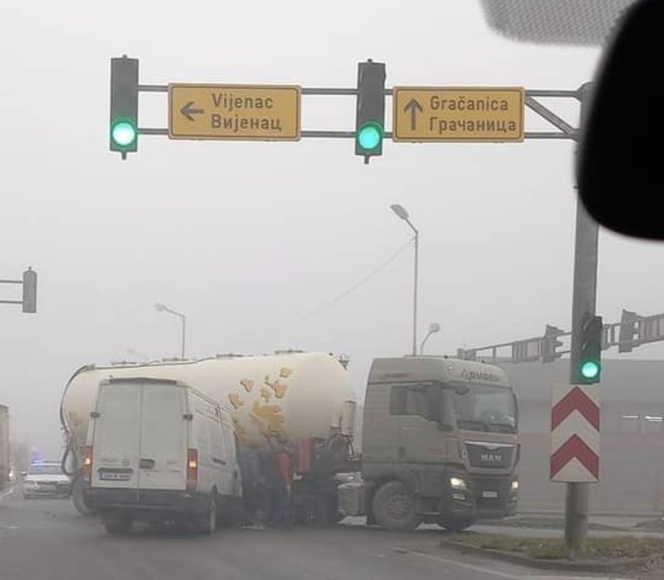 U saobraćajnoj nesreći su učestvovali kombi i cisterna - Avaz