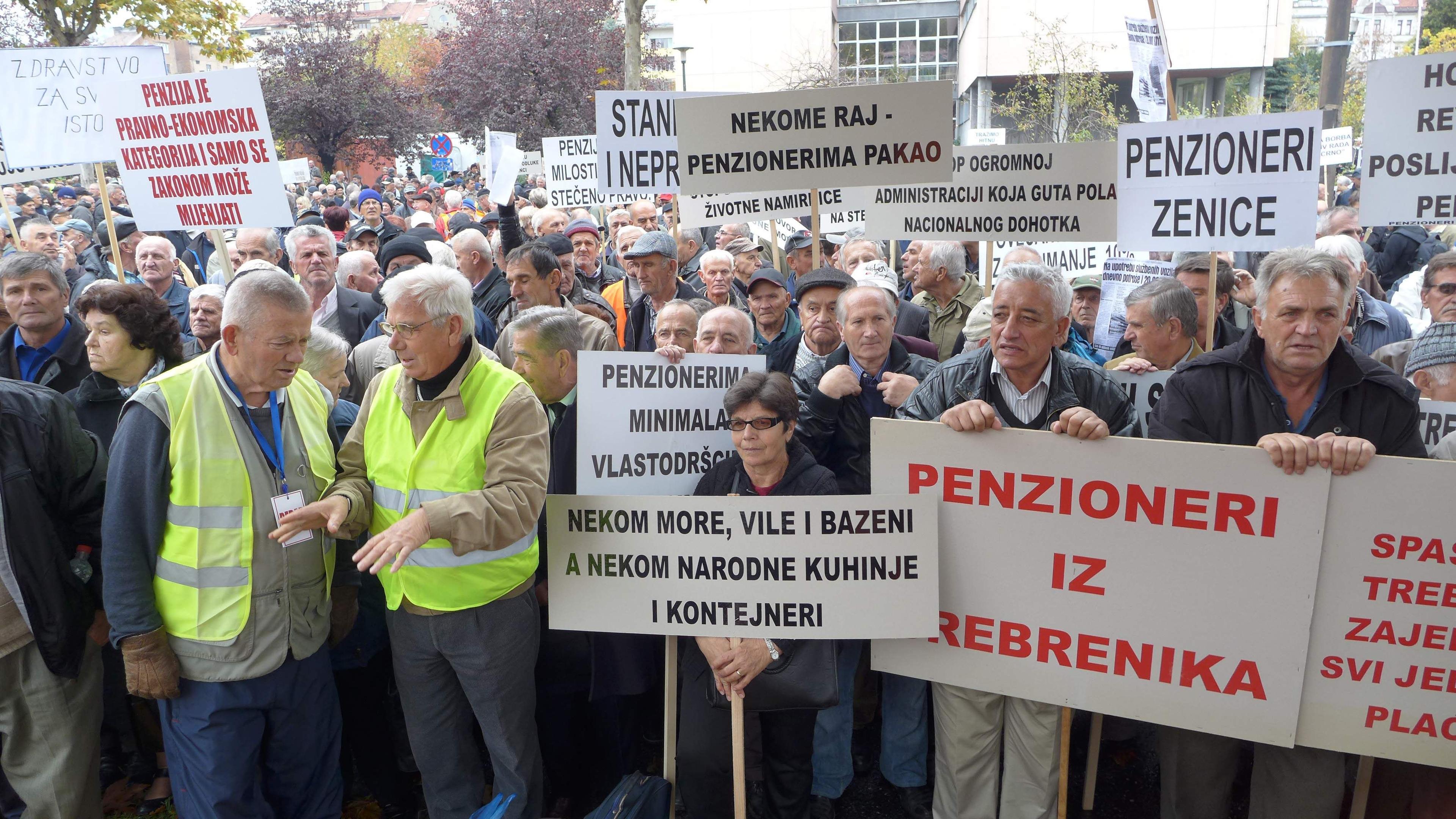 S jednog od ranijih protesta penzionera: Na granici socijalnog minimuma (Arhiv „Avaza“) - Avaz