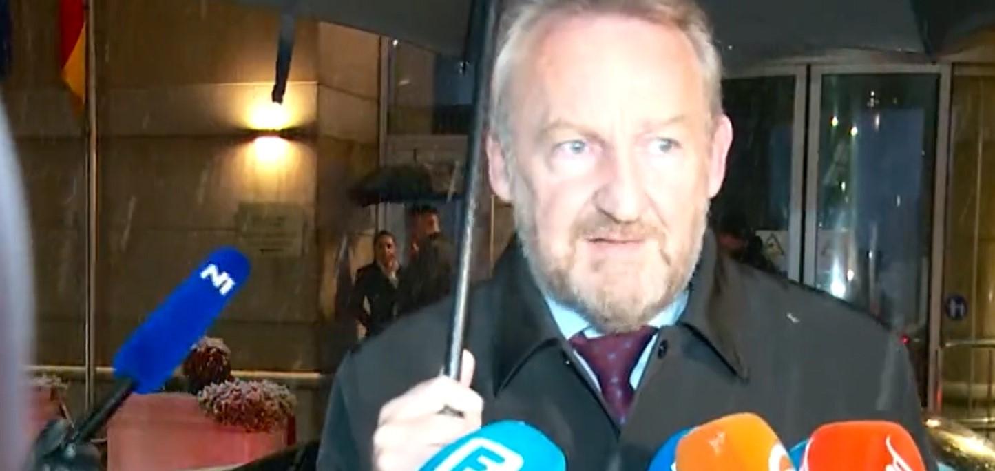 Novinarka ostala bez mikrofona, Izetbegović joj rekao da je to "božija pravda"