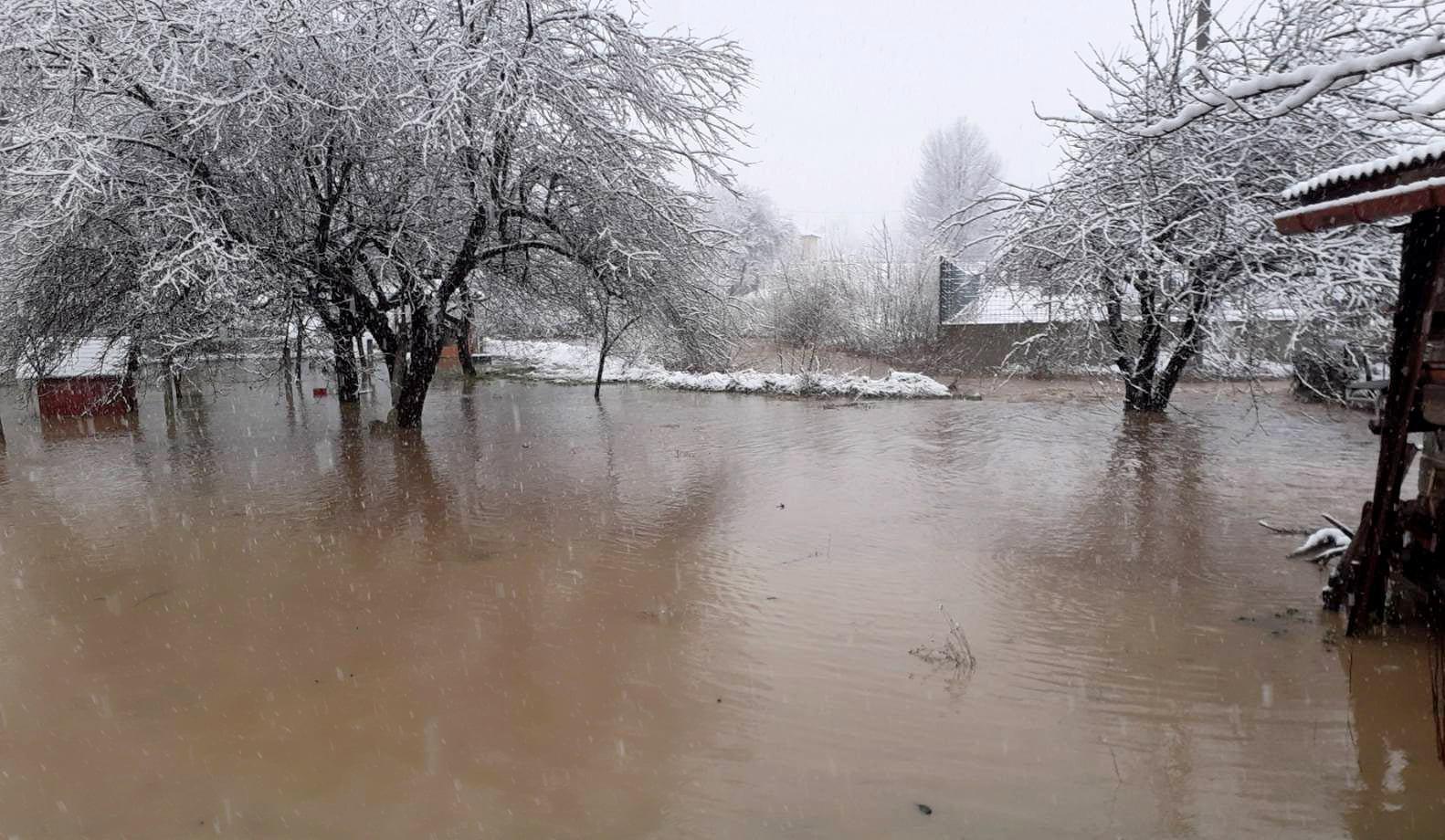 Kiša i snijeg ponovo zadali dosta problema: Voda prijeti i naseljima kod Sarajeva