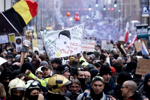 U Belgiji policija upotrijebila vodeni top i suzavac kako bi rastjerala demonstrante