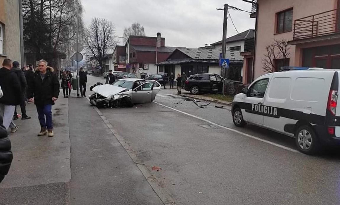 Sudar dva vozila u centru Bihaća: Jedna osoba u bolnici, automobil potpuno uništen