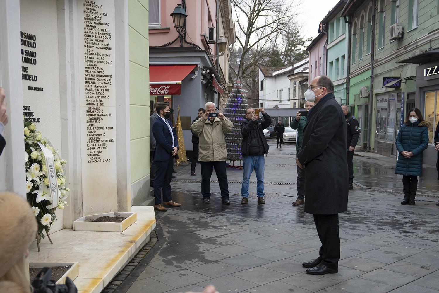 Šmit posjetio Tuzlansku Kapiju: Odao počast ubijenoj mladosti Tuzle