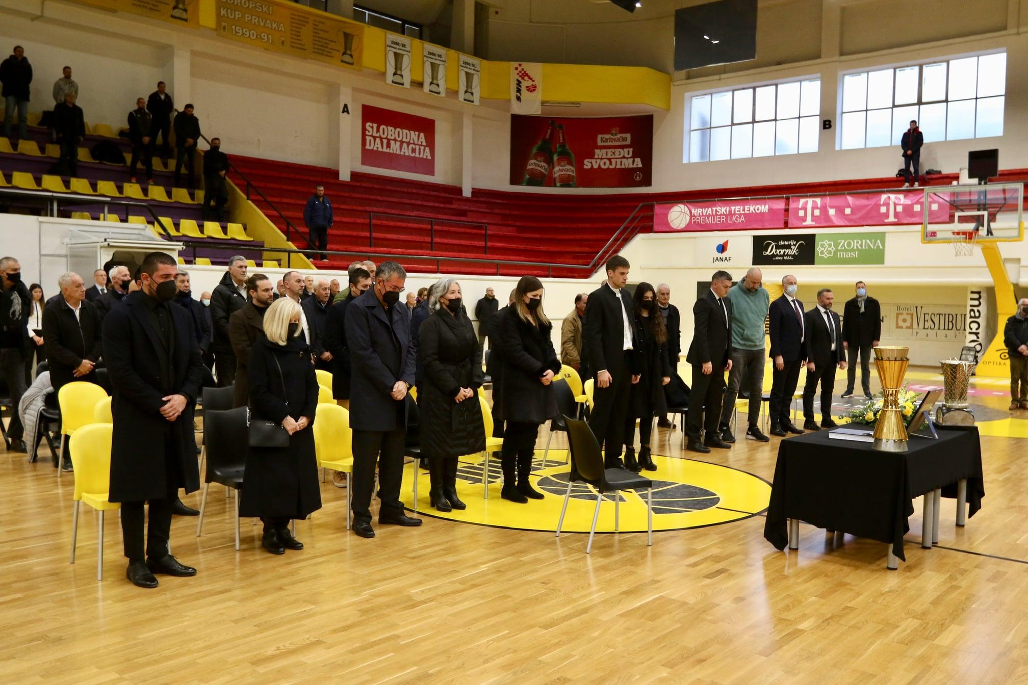 Legendarni košarkaš Jugoplastike pokopan na groblju u svom Kaštel Kambelovcu