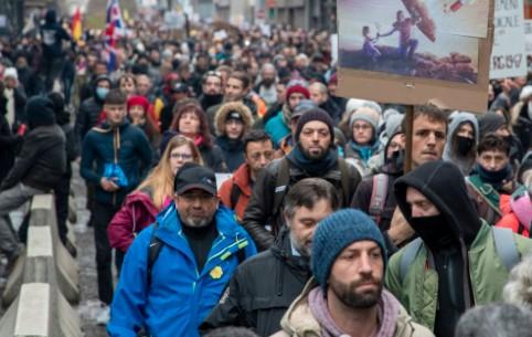 Pariz: Građani i za Božić protestovali zbog mjera protiv koronavirusa