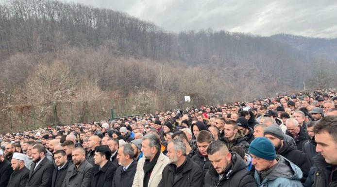 Rijeka ljudi na dženazi mladićima - Avaz