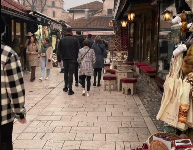 DOmaći i strani turisti uživaju u prazničnoj atmosferi - Avaz