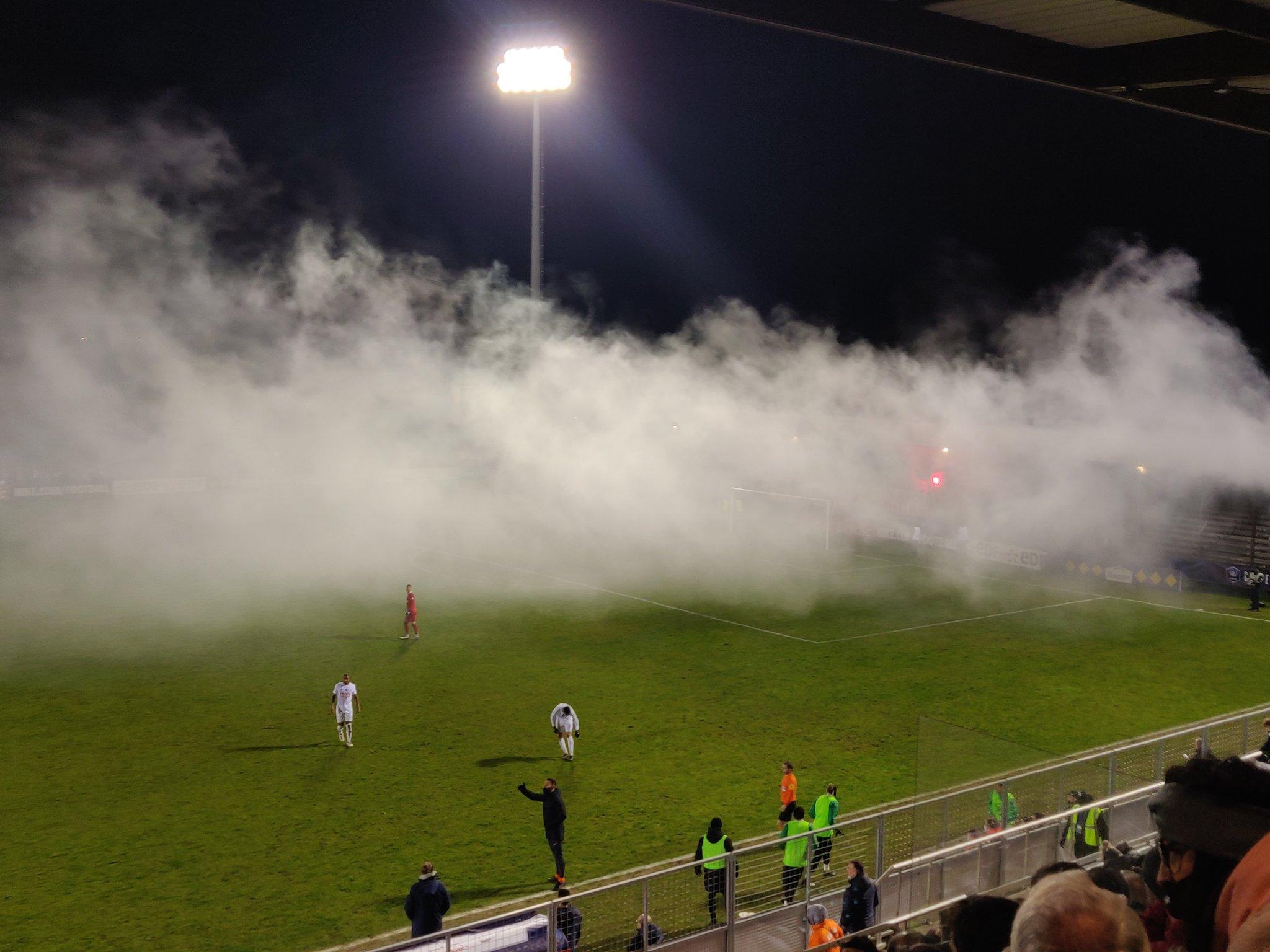 Dimna zavjesa dugo nije napuštala stadion - Avaz