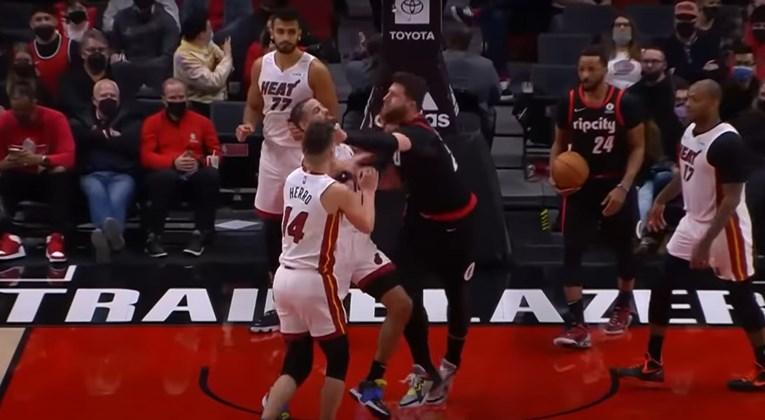 Trenutak kada je Nurkić udario Hiroa - Avaz