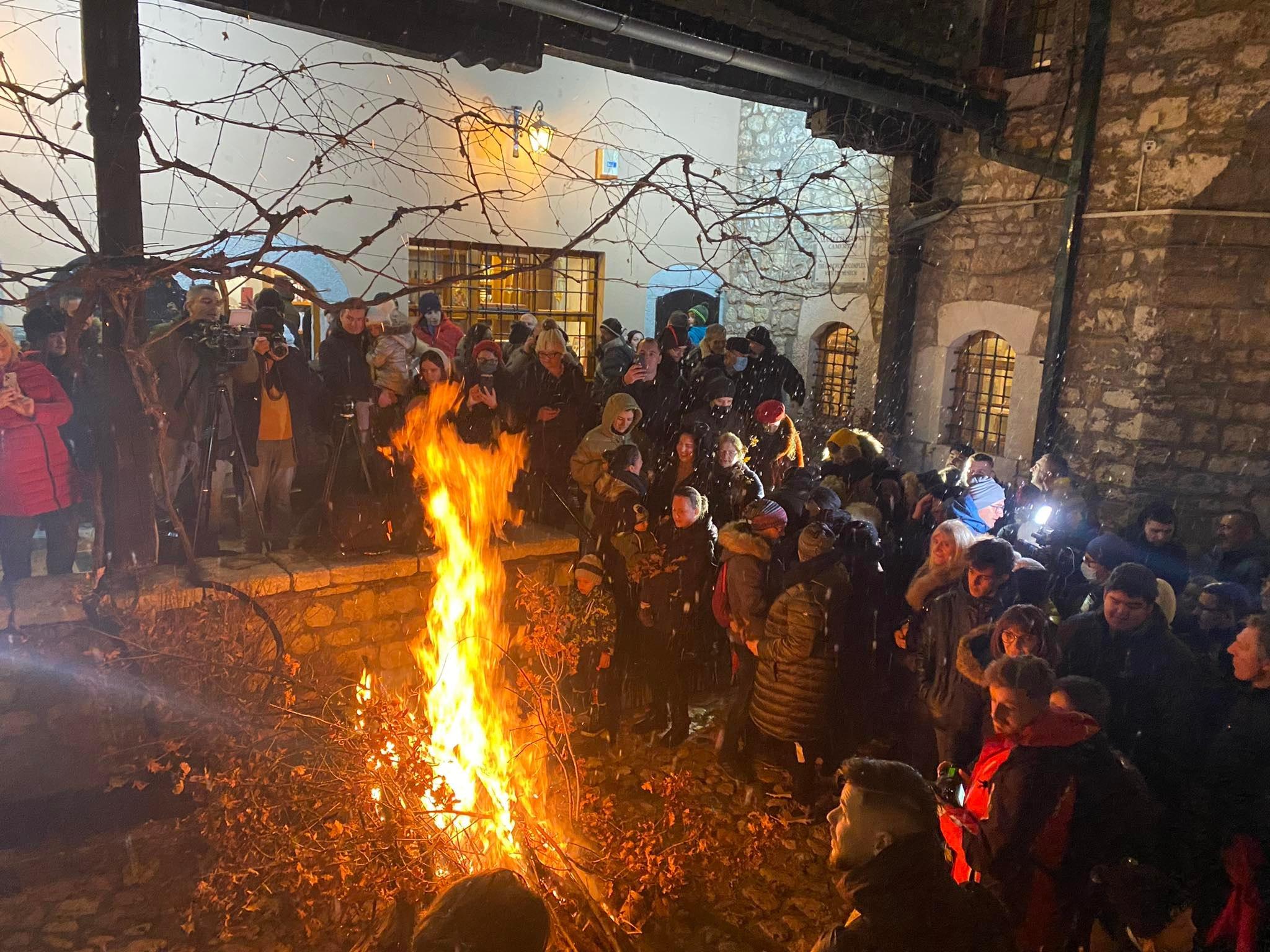 Tradicionalno paljenje badnjaka u Sarajevu - Avaz