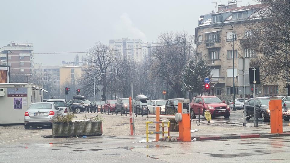 Gužve na Drive-in punktu na Vrbanji - Avaz