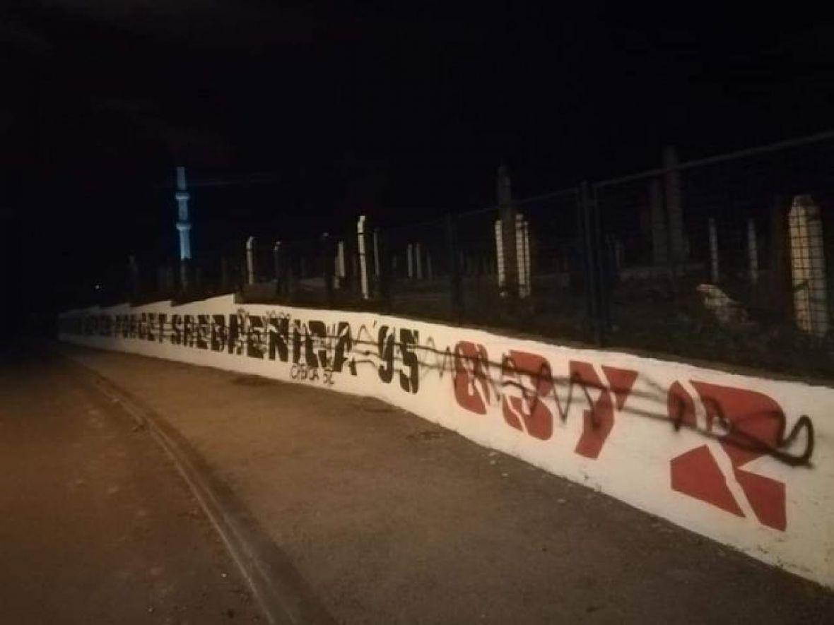 Policija u Brčkom pronašla osobe osumnjičene za uništavanje grafita posvećenog žrtvama genocida u Srebrenici