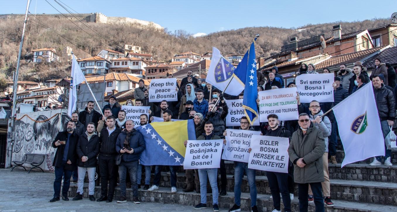 Oko stotinu ljudi u maršku podrške BiH - Avaz