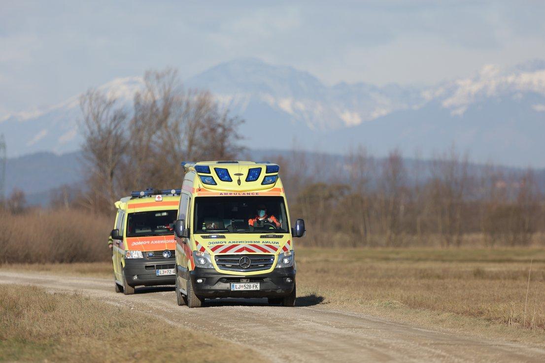 Policija i hitna pomoć na licu mjesta - Avaz