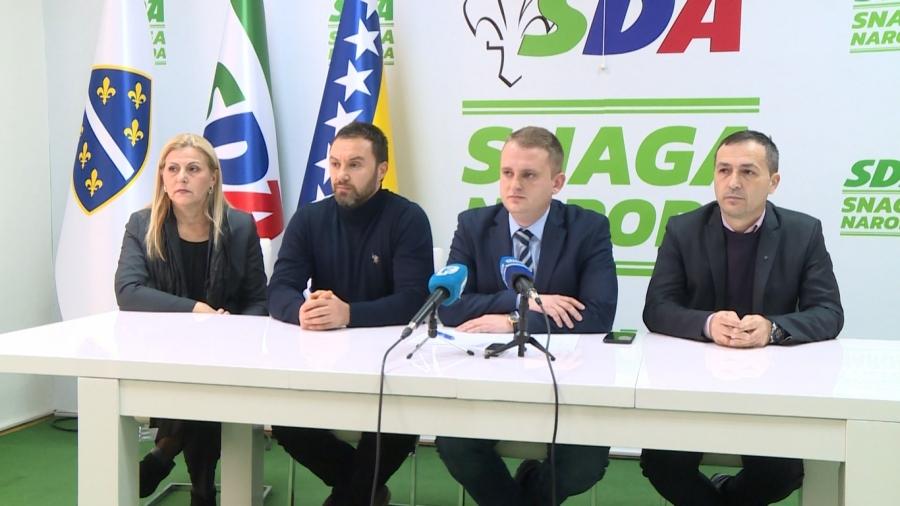 Članovi Kantonalnog odbora SDA USK na pres-konferenciji - Avaz