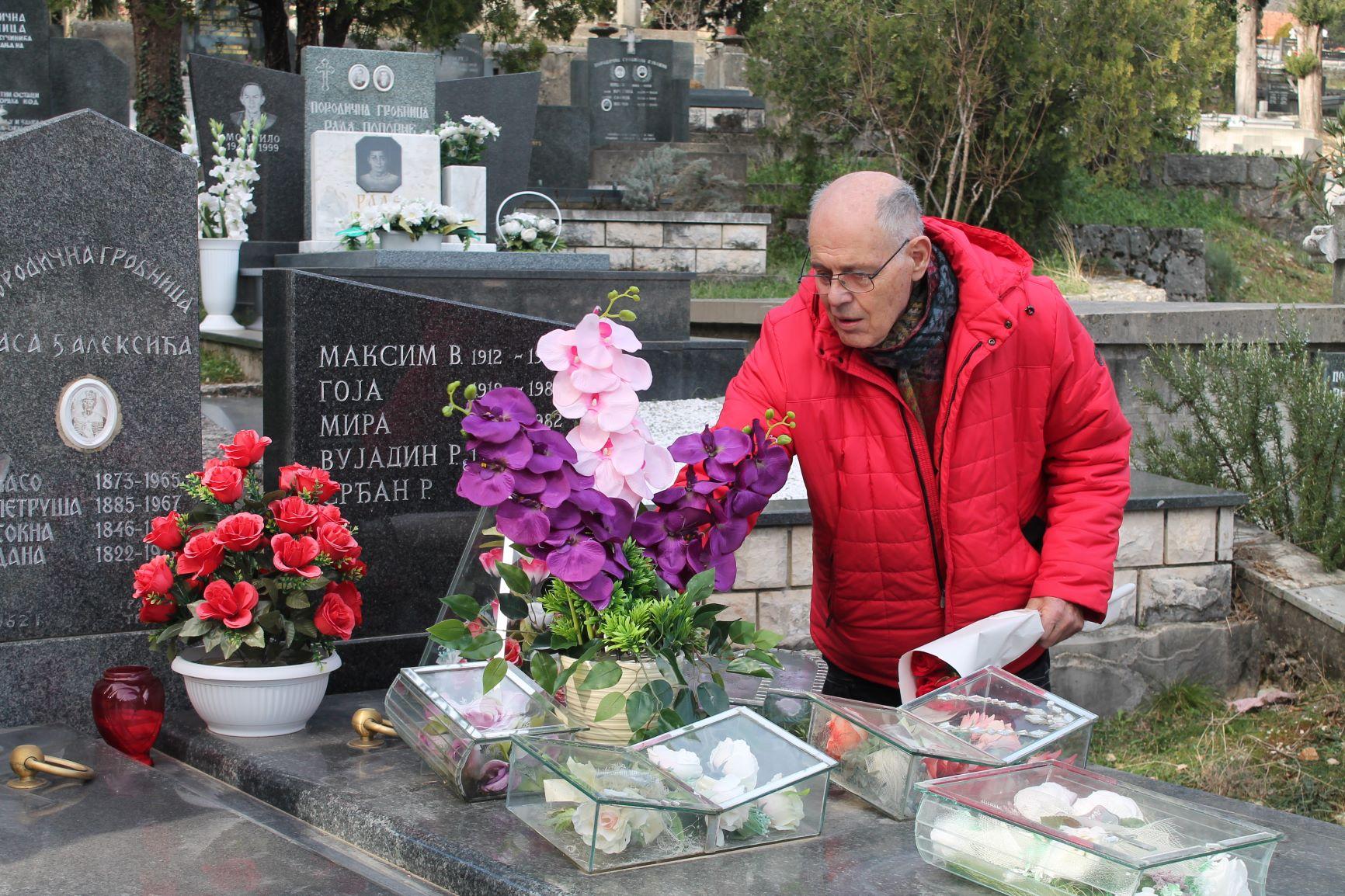 Rade Aleksić na grobu sina Srđana - Avaz