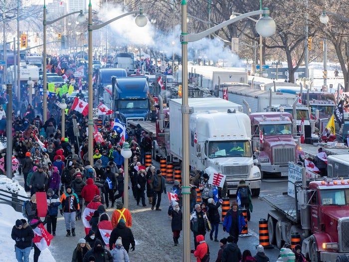 Hiljade ljudi na protestima u Kanadi, pridružio im se i "Konvoj slobode"