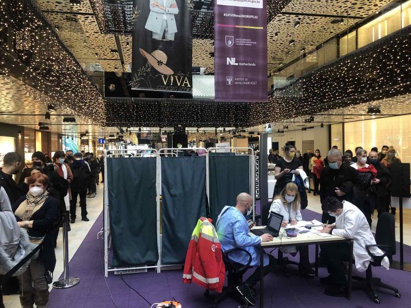 Vakcinacija u sarajevskom tržnom centru nastavlja se i danas od 10 do 15 sati