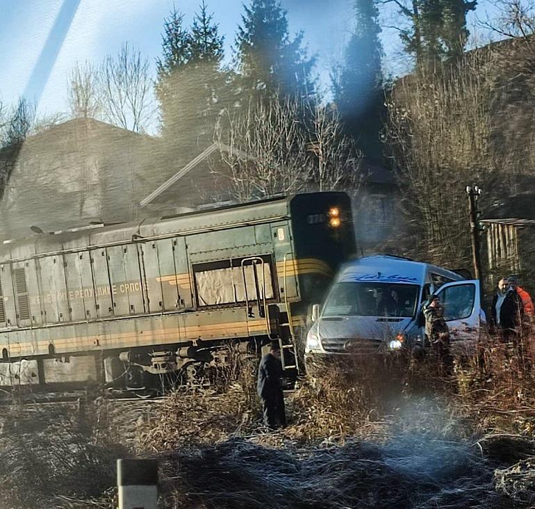 Saobraćajna nesreća kod Srebrenika, sudarili se voz i minibus