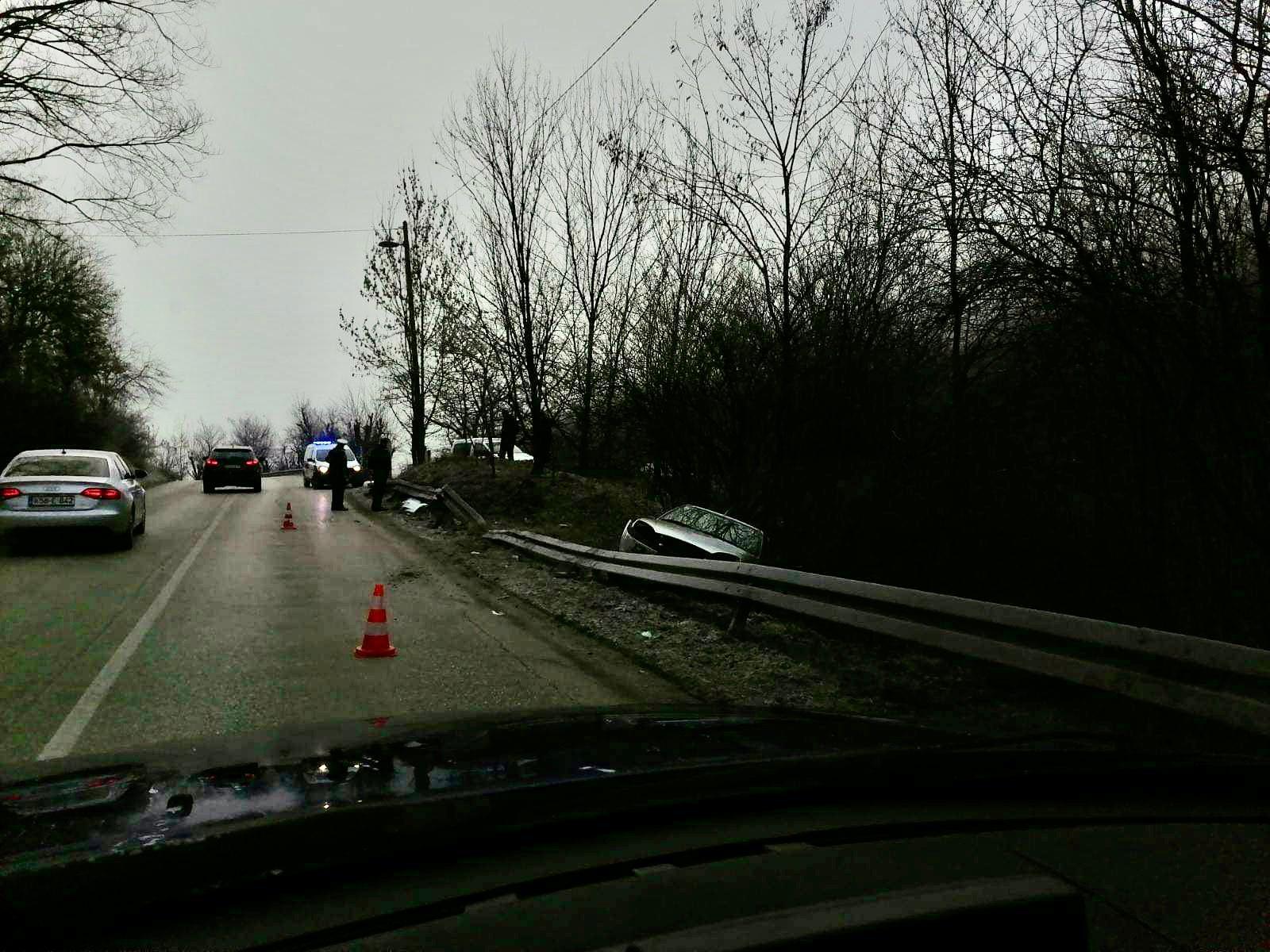 Nesreća kod Zenice: Automobil sletio s ceste, povrijeđena jedna osoba