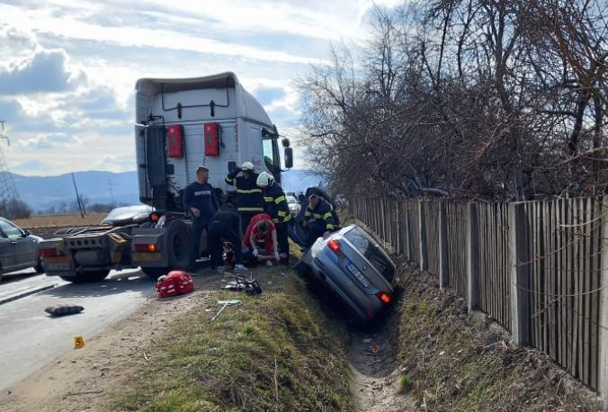 Ima povrijeđenih: Kod Zvornika se sudarili kamion i automobil, BMW završio u kanalu