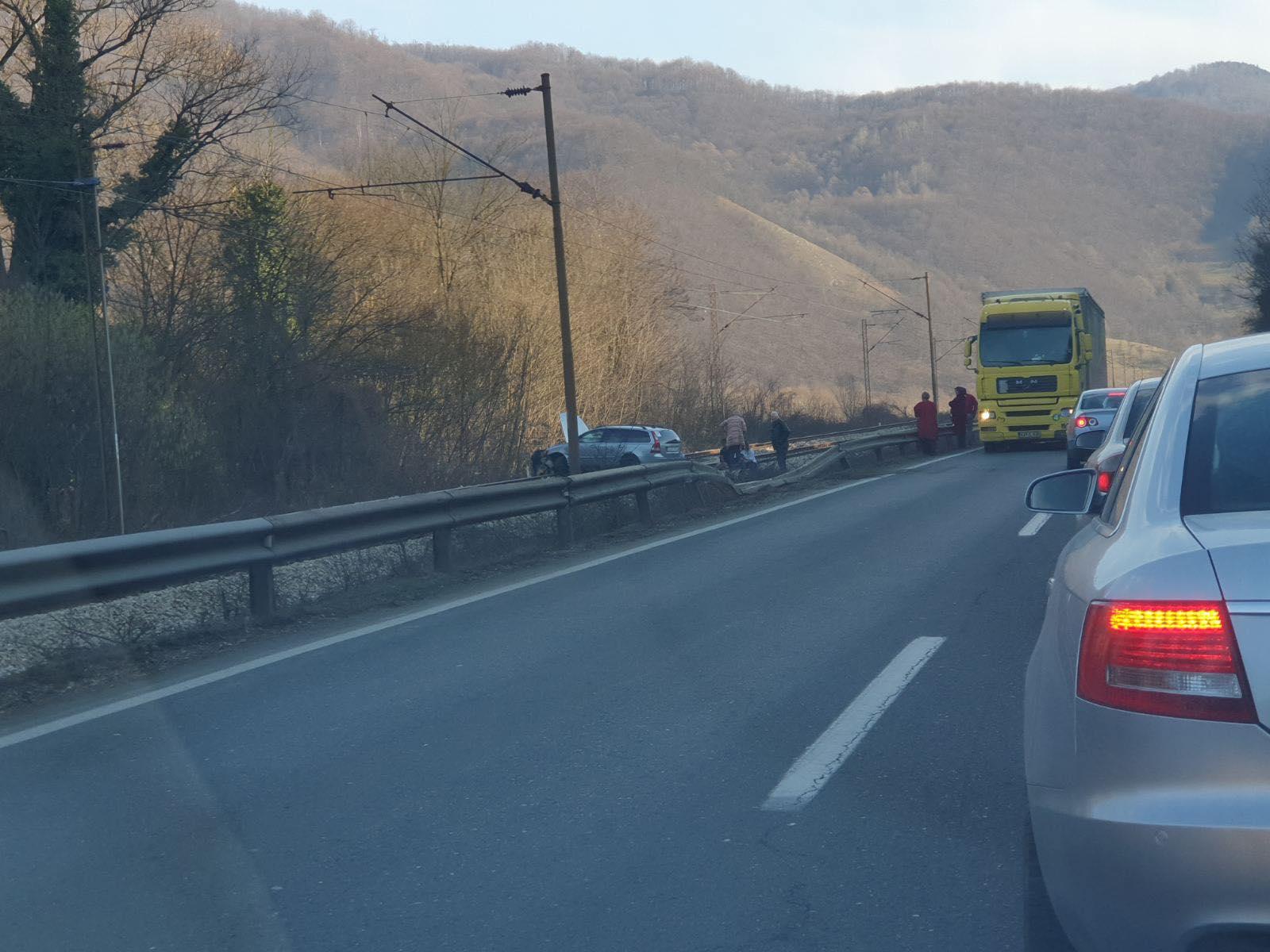 Jedan automobil je sletio sa kolovoza na prugu - Avaz