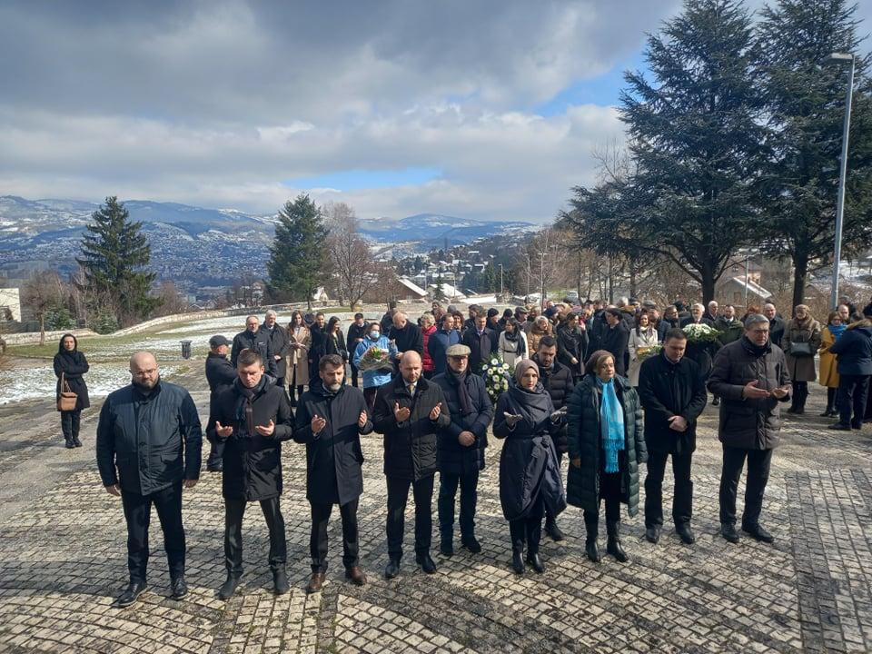 Brojne delegacije položile cvijeće na spomen-obilježje na Vracama