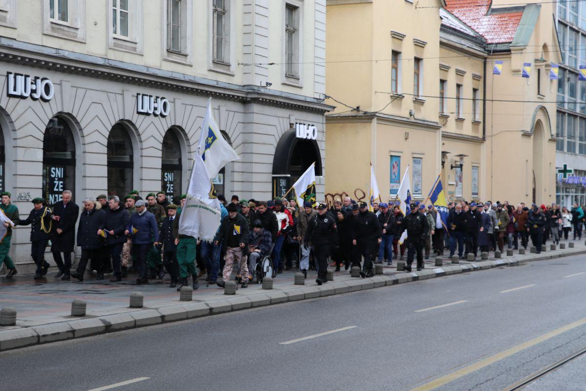 Svečanim defileom obilježen Dan nezavisnosti BiH: Glavu gore, Bosanci i Hercegovci, poručio načelnik Hadžibajrić - Avaz