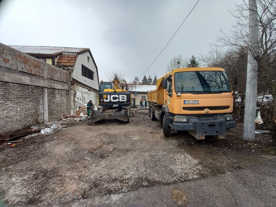 Rušenje objekta uz glavnu saobraćajnicu - Avaz