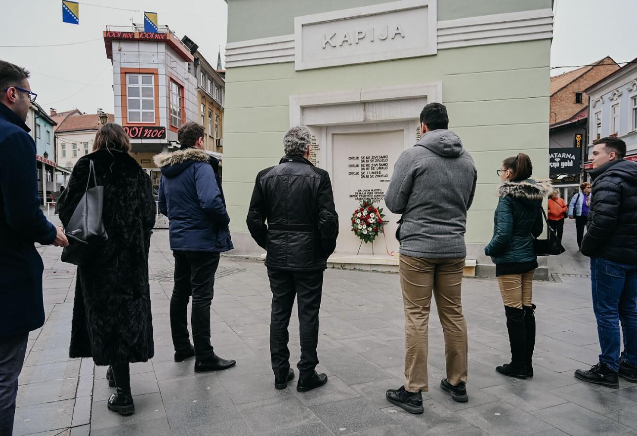 Posjeta ambasadora Sattlera mladima iz ORC-a i Ja bih u EU završena je obilaskom znamenitosti grada Tuzle - Avaz