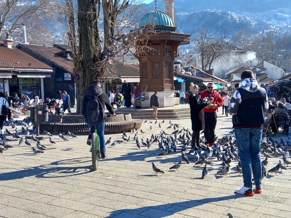 Proljetni dan izmamio građane u šetnju: Pogledajte šta smo danas zabilježili na ulicama Sarajeva