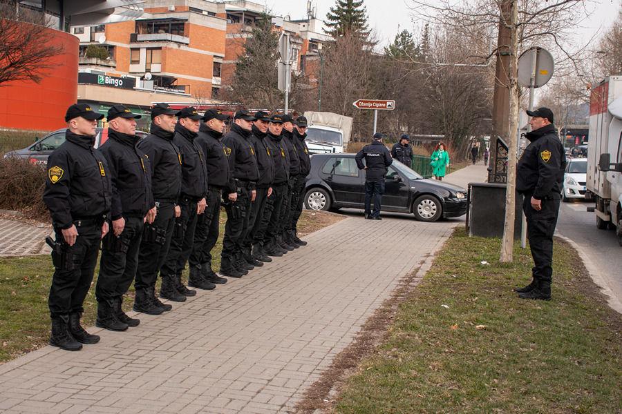 Postrojavanje pripadnika FUP-a - Avaz