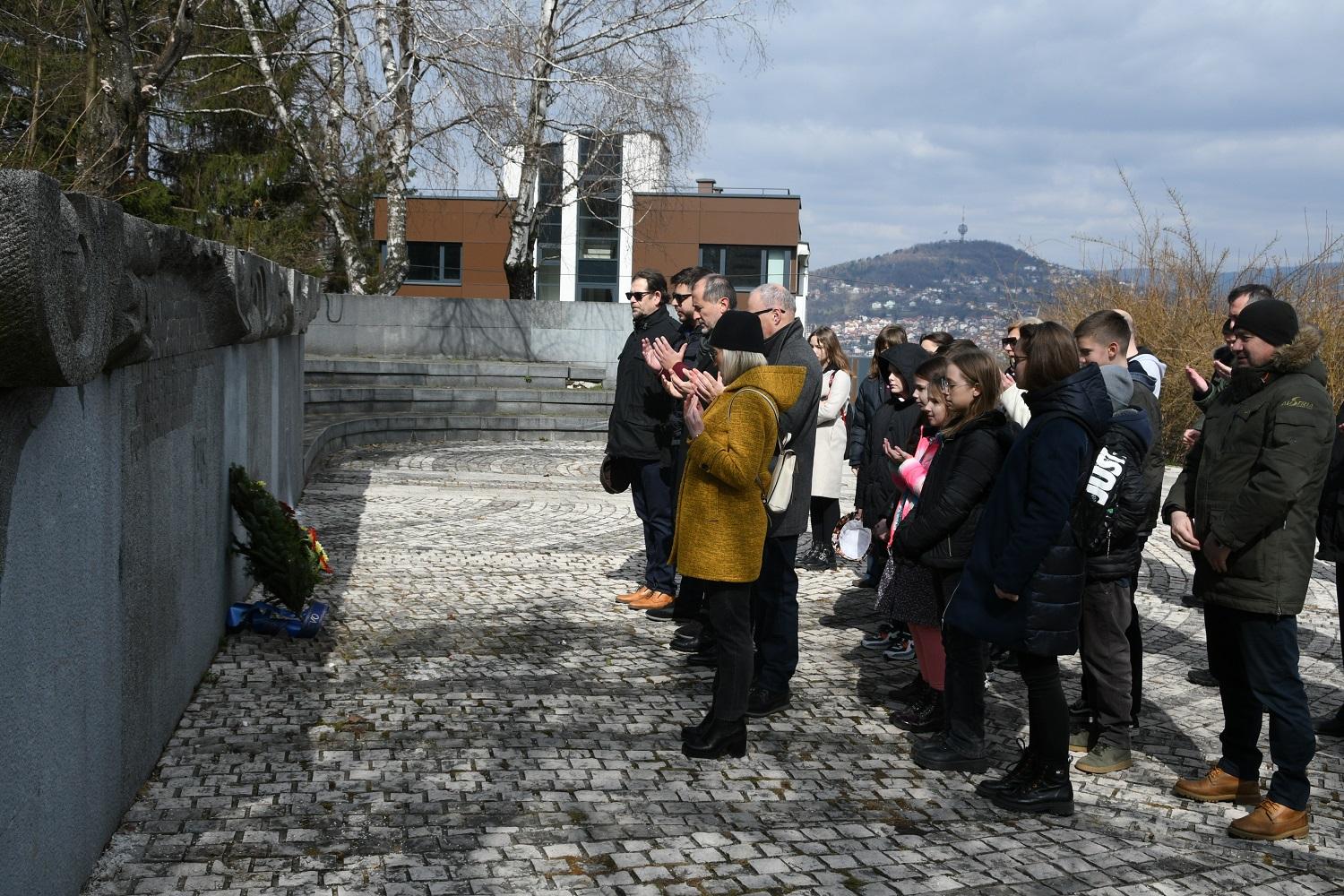 Polaganjem cvijeća, učenjem Fatihe i minuta šutnje - Avaz