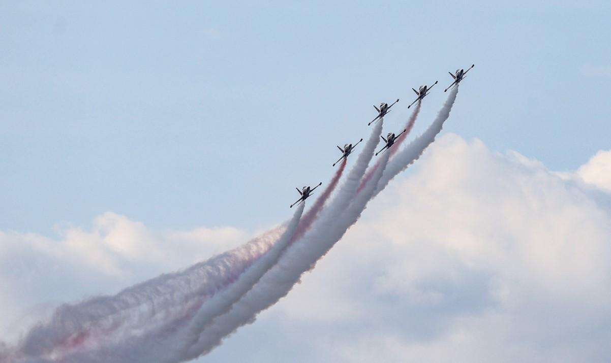 Šest aviona aerobatskog tima - Avaz