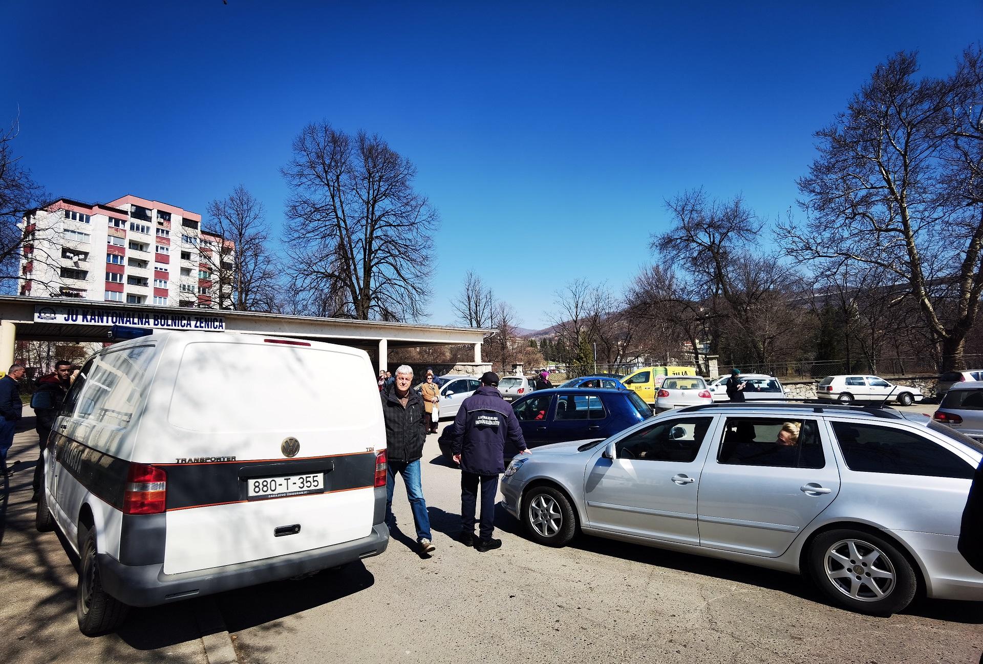 Fuada Kasumovića ispred bolnice dočekao zabranjen ulaz, zatvorena kapija i policija