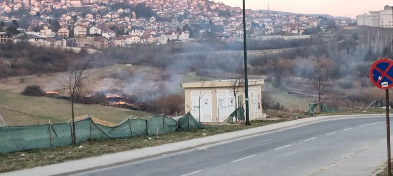 Gori nisko rastinje u sarajevskom naselju Betanija