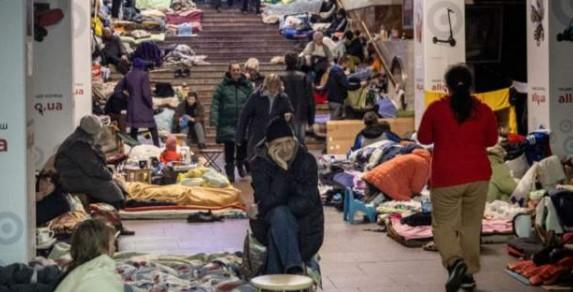 Tužne fotografije iz Harkova: Brojni Ukrajinci se sakrili u metrou, ne znaju šta je s njihovim domovima