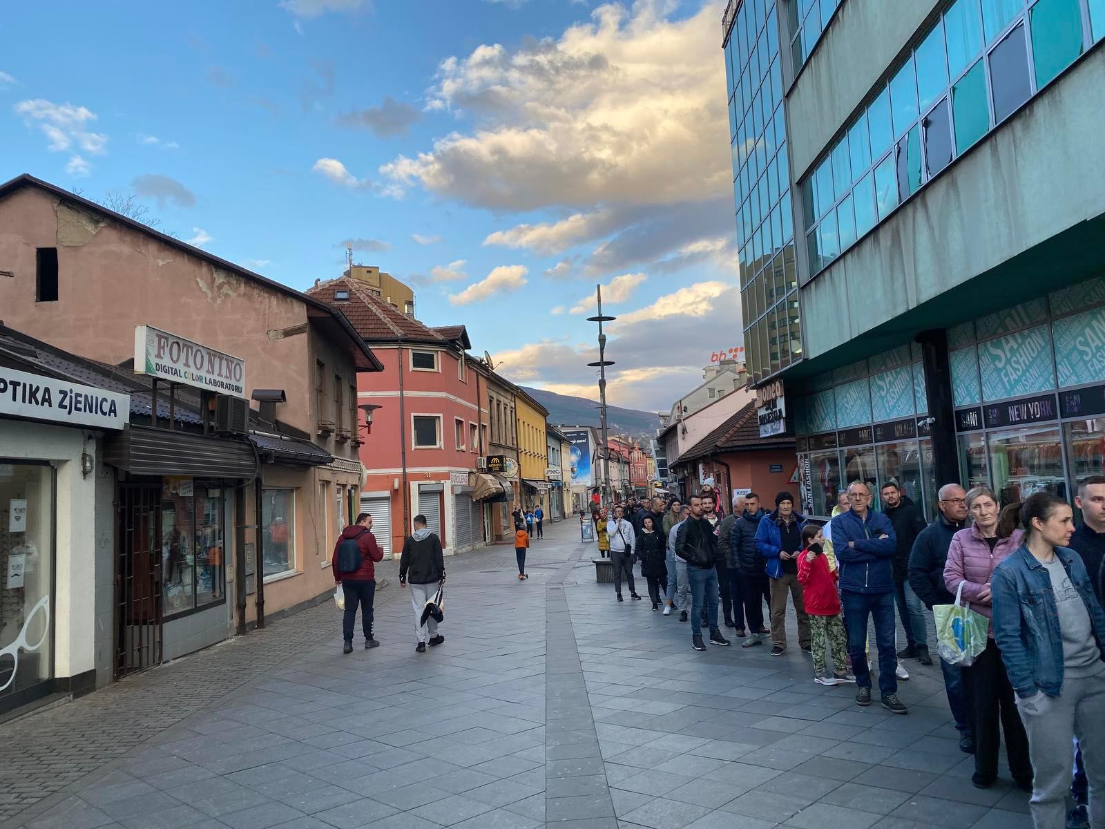 Postači u Zenici čekaju u redovima da kupe somune