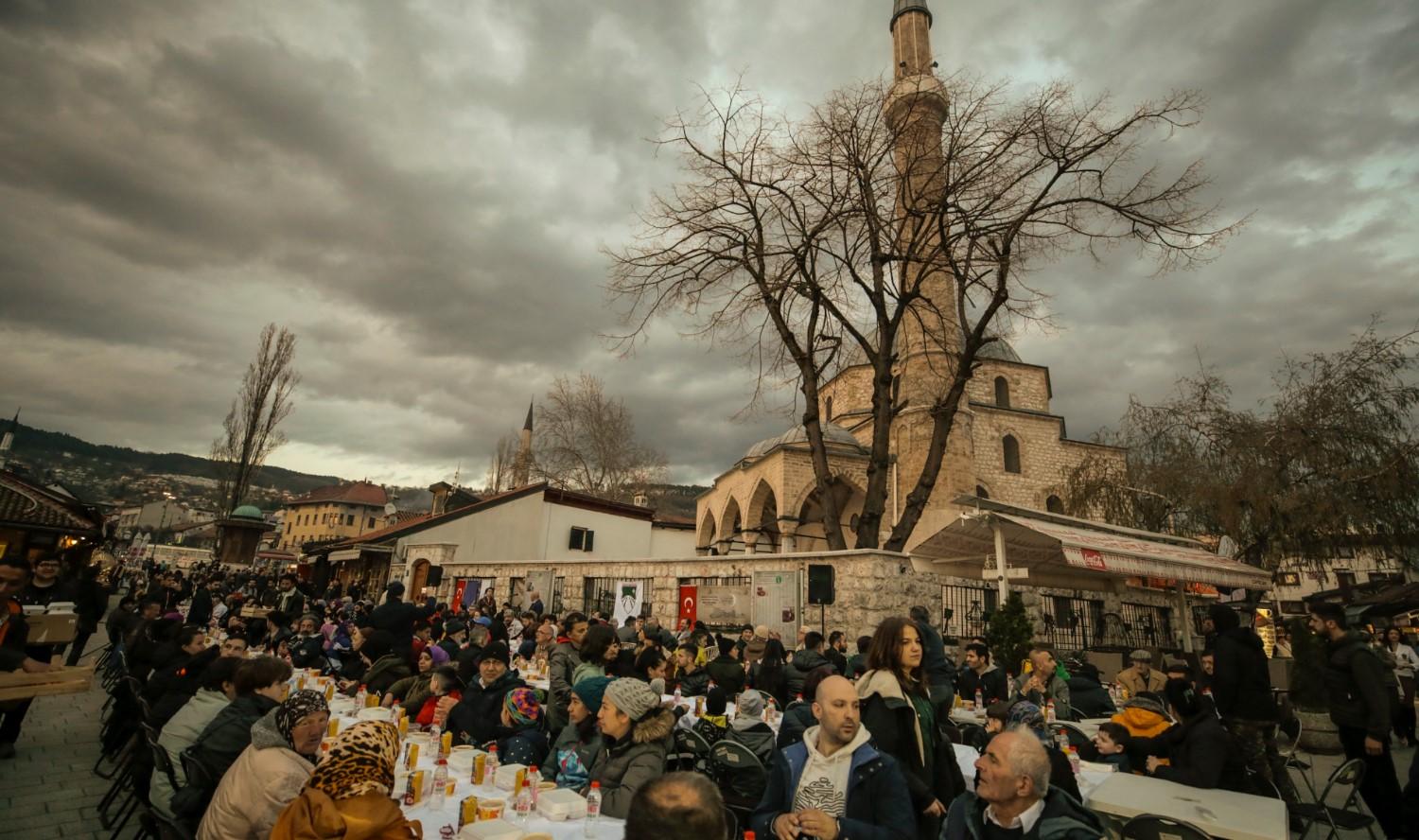 Na Baščaršiji iftar održan - Avaz