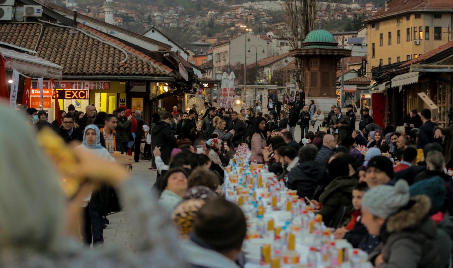 Ljudi na iftaru - Avaz