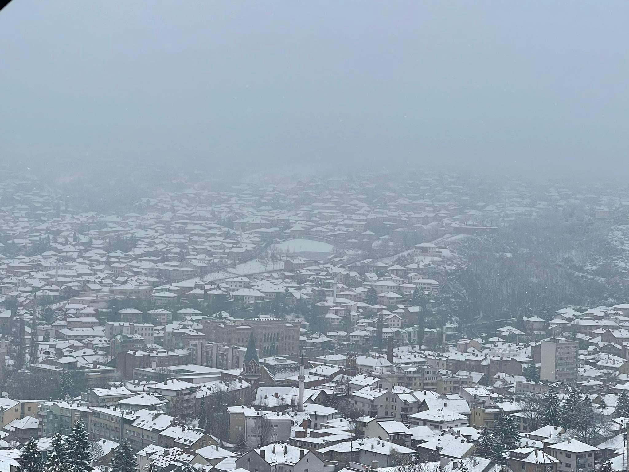 Pogled na grad pod bijelim prekrivačem - Avaz