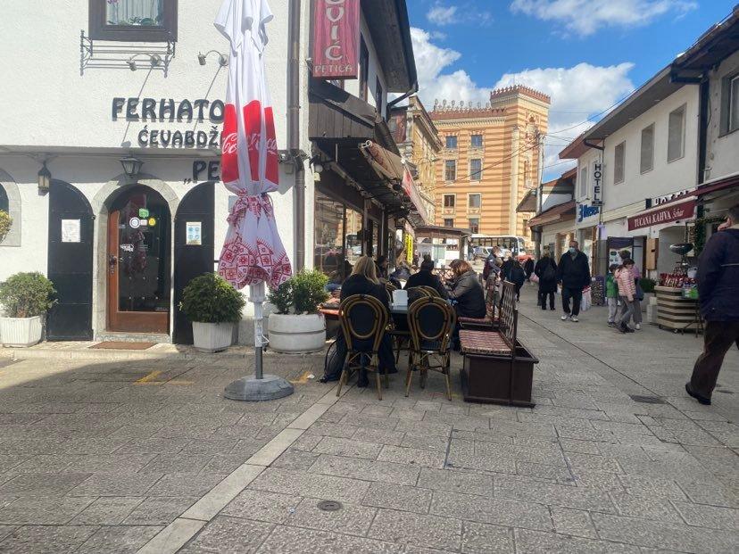 Ljubitelji ćevapa u bašti ćevabdžinice - Avaz