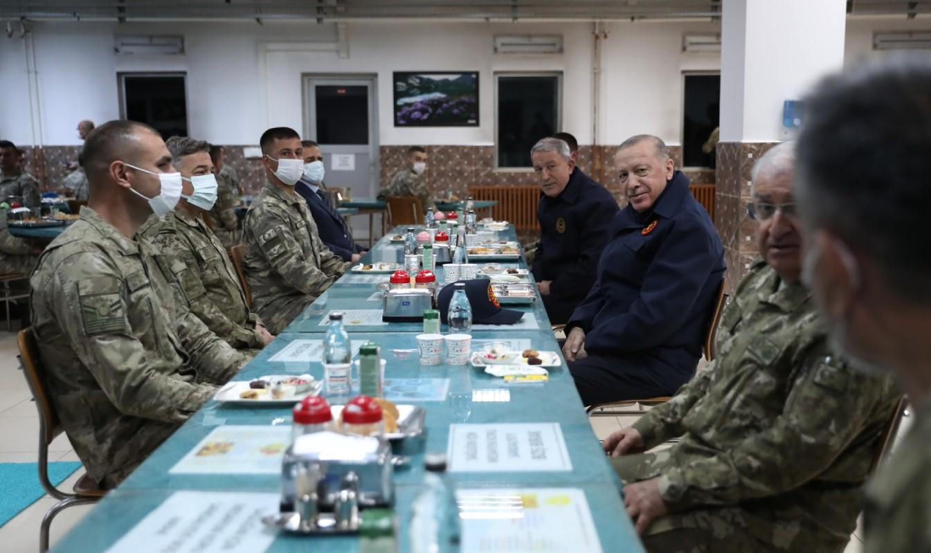 Erdoan na  zajedničkom iftaru s vojnicima - Avaz